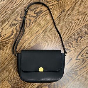 Madewell black leather shoulder bag. Adjustable strap